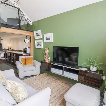 Nyaraló The Nail Shed Scarborough