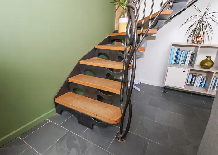 The Nail Shed * スカーバラ