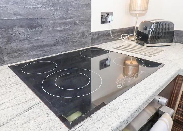 The Nail Shed * スカーバラ